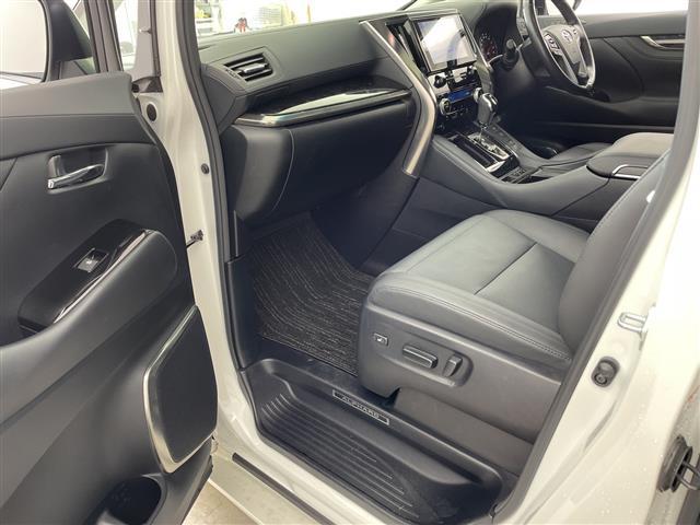 アルファード ２．５Ｓ　Ｃパッケージ　純正９型ナビ　フリップダウン　サンルーフ　デジタルインナーミラー　社外エアロ・マフラー　Ｂカメラ　ＢＳＭ　ＰＣＳ　衝突軽減　レーダーＣ　３眼ＬＥＤ　ＬＴＡ　前後ドラレコ　両側電動　ＤＶＤ　ＴＶ　ＥＴＣ（12枚目）