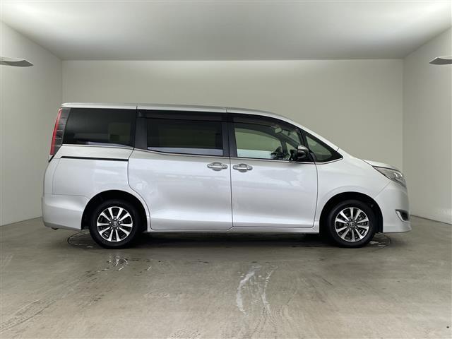 エスクァイア 　純正１０インチナビ・ビルトインＥＴＣ・純正１５インチアルミホイール・自動防眩ミラー・ＬＥＤヘッドライト・プッシュスタート・スペアキー・ステアリングリモコン・茶革ハーフレザーシート・シートヒーター（6枚目）