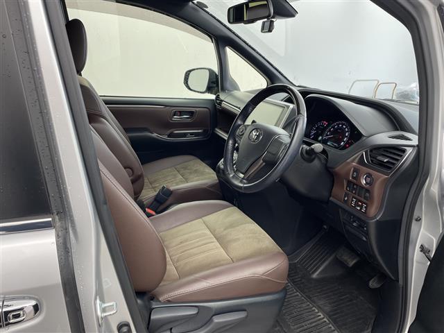 エスクァイア 　純正１０インチナビ・ビルトインＥＴＣ・純正１５インチアルミホイール・自動防眩ミラー・ＬＥＤヘッドライト・プッシュスタート・スペアキー・ステアリングリモコン・茶革ハーフレザーシート・シートヒーター（8枚目）