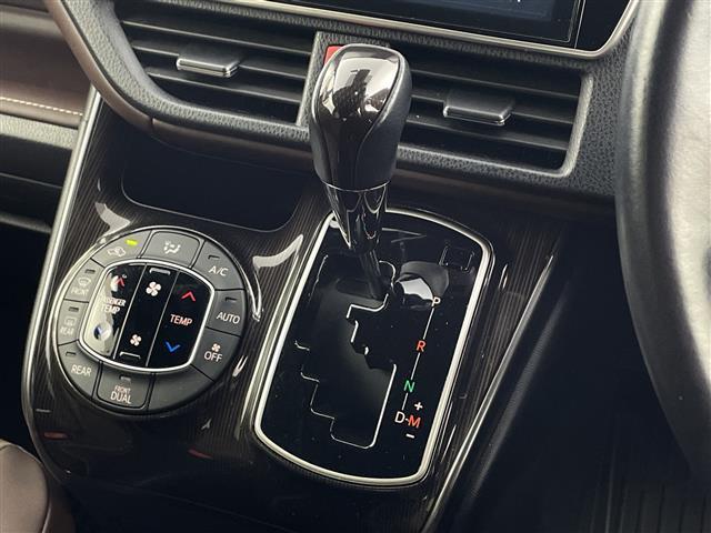 エスクァイア 　純正１０インチナビ・ビルトインＥＴＣ・純正１５インチアルミホイール・自動防眩ミラー・ＬＥＤヘッドライト・プッシュスタート・スペアキー・ステアリングリモコン・茶革ハーフレザーシート・シートヒーター（28枚目）