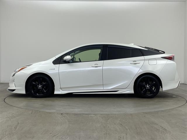 プリウス Ｓツーリングセレクション　社外メモリナビ　Ｂｌｕｅｔｏｏｔｈ接続　フルセグＴＶ　ビルトインＥＴＣ　前後ドライブレコーダー　モデリスタエアロ　ローダウン　前席シートヒーター　純正アルミホイール　純正フロアマット　バックカメラ（6枚目）