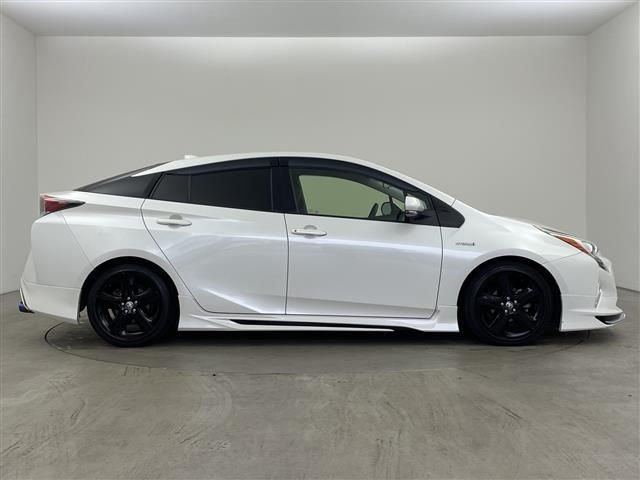 プリウス Ｓツーリングセレクション　社外メモリナビ　Ｂｌｕｅｔｏｏｔｈ接続　フルセグＴＶ　ビルトインＥＴＣ　前後ドライブレコーダー　モデリスタエアロ　ローダウン　前席シートヒーター　純正アルミホイール　純正フロアマット　バックカメラ（7枚目）