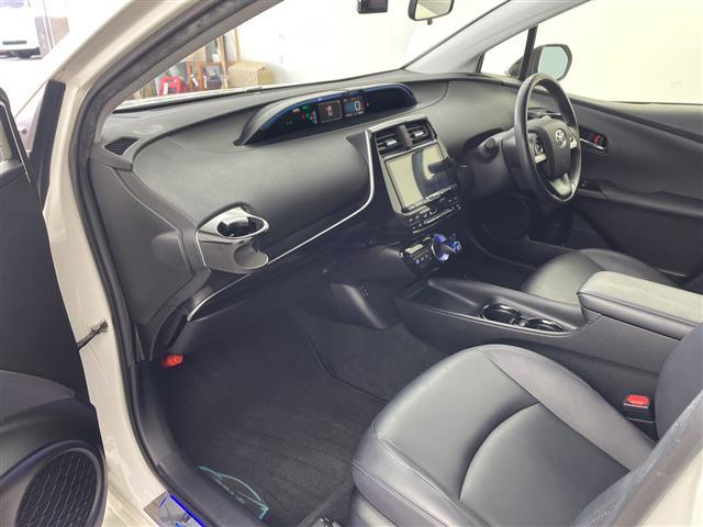 プリウス Ｓツーリングセレクション　社外メモリナビ　Ｂｌｕｅｔｏｏｔｈ接続　フルセグＴＶ　ビルトインＥＴＣ　前後ドライブレコーダー　モデリスタエアロ　ローダウン　前席シートヒーター　純正アルミホイール　純正フロアマット　バックカメラ（8枚目）