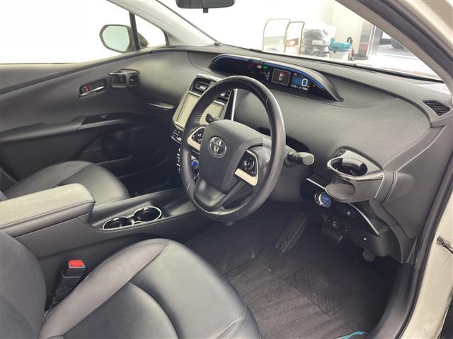 プリウス Ｓツーリングセレクション　社外メモリナビ　Ｂｌｕｅｔｏｏｔｈ接続　フルセグＴＶ　ビルトインＥＴＣ　前後ドライブレコーダー　モデリスタエアロ　ローダウン　前席シートヒーター　純正アルミホイール　純正フロアマット　バックカメラ（14枚目）