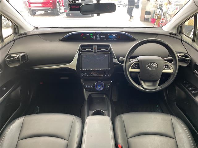 プリウス Ｓツーリングセレクション　社外メモリナビ　Ｂｌｕｅｔｏｏｔｈ接続　フルセグＴＶ　ビルトインＥＴＣ　前後ドライブレコーダー　モデリスタエアロ　ローダウン　前席シートヒーター　純正アルミホイール　純正フロアマット　バックカメラ（42枚目）