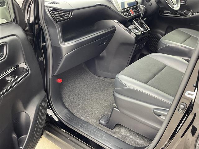 ノア Si ダブルバイビー バックカメラ・クルーズコントロール・両側パワースライドドア・ビルトインETC・前方ドライブレコーダー・アイドリングストップ・ステアリングスイッチ・プッシュスタート・スマートキー・スペアキー1本(13枚目)