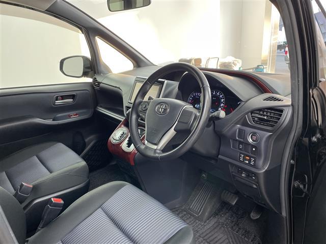 ノア Ｓｉ　純正ナビ　ＴＶ　ビルトインＥＴＣ　フリップダウンモニター　バックカメラ　両側パワースライドドア　ＬＥＤヘッドライト　純正１６インチアルミホイール　アイドリングストップ　純正フロアマット　スマートキー（8枚目）