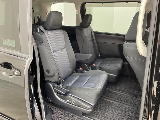 ノア Ｓｉ　純正ナビ　ＴＶ　ビルトインＥＴＣ　フリップダウンモニター　バックカメラ　両側パワースライドドア　ＬＥＤヘッドライト　純正１６インチアルミホイール　アイドリングストップ　純正フロアマット　スマートキー（11枚目）