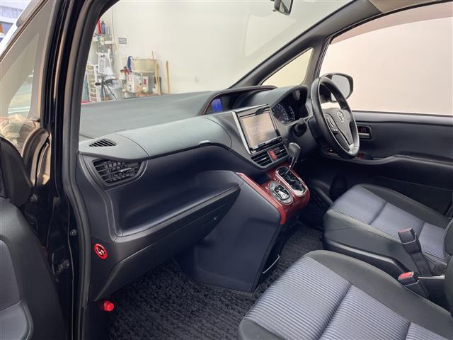 ノア Ｓｉ　純正ナビ　ＴＶ　ビルトインＥＴＣ　フリップダウンモニター　バックカメラ　両側パワースライドドア　ＬＥＤヘッドライト　純正１６インチアルミホイール　アイドリングストップ　純正フロアマット　スマートキー（13枚目）