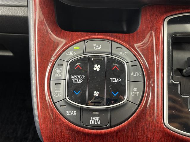 ノア Ｓｉ　純正ナビ　ＴＶ　ビルトインＥＴＣ　フリップダウンモニター　バックカメラ　両側パワースライドドア　ＬＥＤヘッドライト　純正１６インチアルミホイール　アイドリングストップ　純正フロアマット　スマートキー（29枚目）