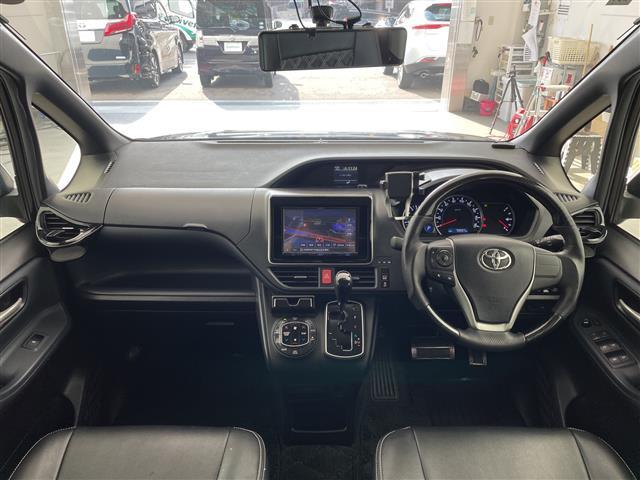 ヴォクシー ＺＳ　社外８インチナビ・バックカメラ・フリップダウンモニター・両側パワースライドドア・アイドリングストップ・横滑り防止装置・ドライブスタートコントロール・Ｓ－ＶＳＣ・ＭＴモード付ＡＴ・ステアリングスイッチ（42枚目）