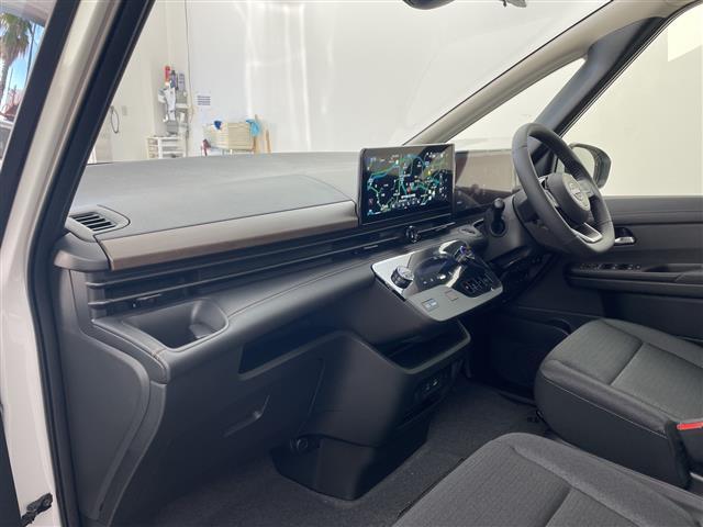 セレナ e-パワー ハイウェイスターV 登録済未使用車 純正12.3インチナビ TV 全方位カメラ プロパイロット エマージェンシーブレーキ 車線逸脱警報 車線逸脱防止支援 両側パワースライドドア デジタルインナーミラー ドライブレコーダー(13枚目)