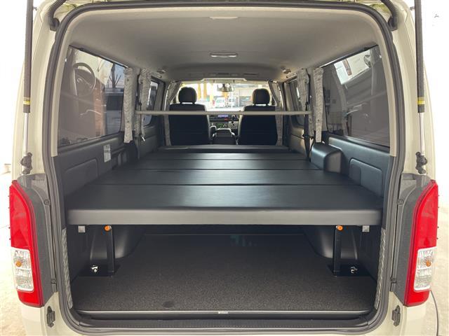 ハイエースバン スーパーGL ダークプライム ・ベットキット・ローダウン・社外15インチアルミ・エアロパーツ・社外ナビ・バックカメラ・ドライブレコーダー・AC100V・ビルトインETC・LEDライト・両側スライドドア・ステアリングリモコン・DVD(17枚目)