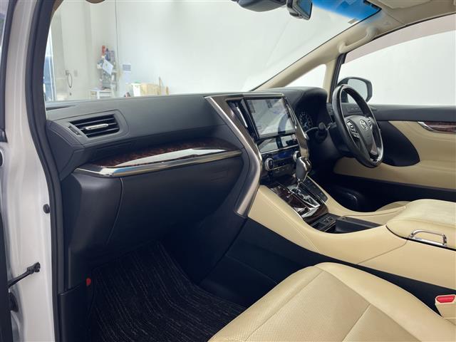 アルファード 2.5G ・サンルーフ・トヨタセーフティーセンス・レーントレーシングアシスト・レーダークルーズコントロール・10型ナビ・純正12型フリップダウンモニター・両側パワースライドドア・3眼LED・HDMI接続・ETC(12枚目)