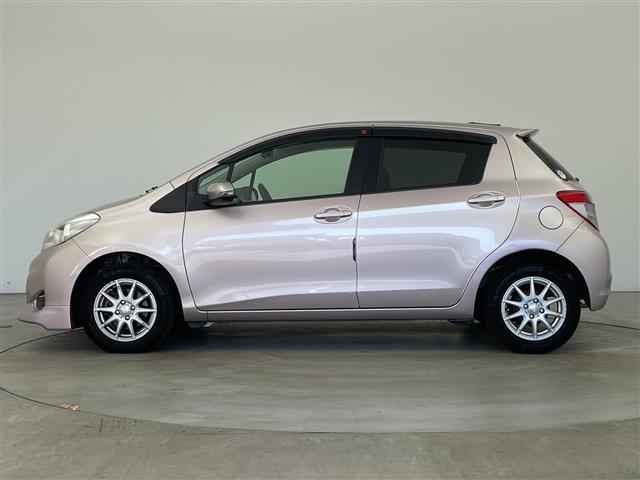 ヴィッツ Ｆ　社外ナビ／ＣＤ／ＤＶＤ／ＨＤＤ／ＴＶ・バックカメラ・ＥＴＣ・社外前後ドライブレコーダー・フロントスポイラー・社外１４インチアルミホイール（7枚目）