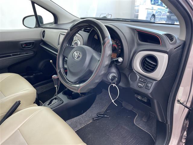 ヴィッツ Ｆ　社外ナビ／ＣＤ／ＤＶＤ／ＨＤＤ／ＴＶ・バックカメラ・ＥＴＣ・社外前後ドライブレコーダー・フロントスポイラー・社外１４インチアルミホイール（8枚目）