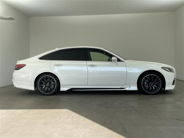 クラウンハイブリッド Ｓ　エレガンススタイルＩＩ　純正ナビ・サンルーフ・モデリスタ・レイズＨＯＭＵＲＡアルミホイール・全方位カメラ・トヨタセーフティセンス・前後ドラレコ・ＥＴＣ２．０・デジタルインナーミラー・シートヒーター・スペアキー・ハーフレザー（6枚目）