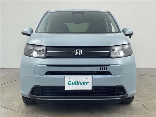 フリード ｅ：ＨＥＶエアー　ＥＸ　登録済未使用車　９型ナビ　ＴＶ　バックカメラ　衝突軽減ブレーキ　レーンキープアシストシステム　ブラインドスポットモニタ　両側パワースライドドア　ハーフレザー　シートヒーター　ＬＥＤ　オートハイビーム（4枚目）