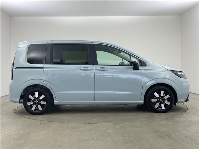 フリード ｅ：ＨＥＶエアー　ＥＸ　登録済未使用車　９型ナビ　ＴＶ　バックカメラ　衝突軽減ブレーキ　レーンキープアシストシステム　ブラインドスポットモニタ　両側パワースライドドア　ハーフレザー　シートヒーター　ＬＥＤ　オートハイビーム（6枚目）