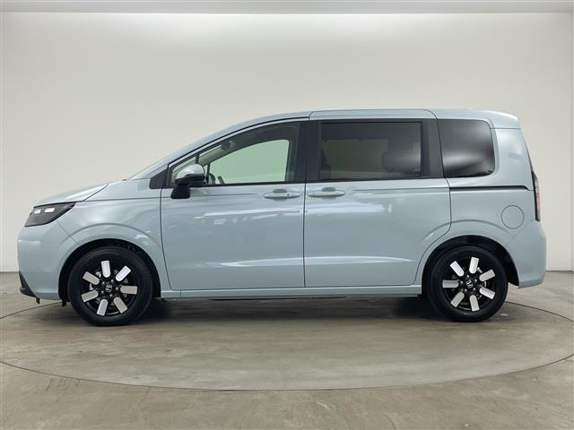 フリード ｅ：ＨＥＶエアー　ＥＸ　登録済未使用車　９型ナビ　ＴＶ　バックカメラ　衝突軽減ブレーキ　レーンキープアシストシステム　ブラインドスポットモニタ　両側パワースライドドア　ハーフレザー　シートヒーター　ＬＥＤ　オートハイビーム（7枚目）