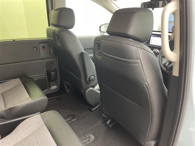 フリード ｅ：ＨＥＶエアー　ＥＸ　登録済未使用車　９型ナビ　ＴＶ　バックカメラ　衝突軽減ブレーキ　レーンキープアシストシステム　ブラインドスポットモニタ　両側パワースライドドア　ハーフレザー　シートヒーター　ＬＥＤ　オートハイビーム（10枚目）