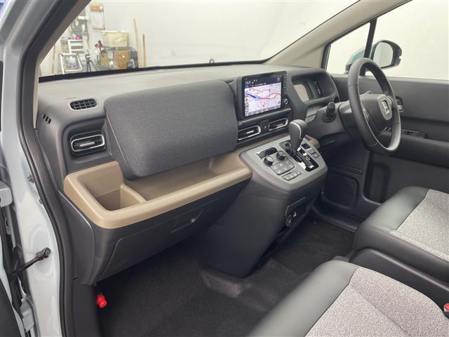 フリード ｅ：ＨＥＶエアー　ＥＸ　登録済未使用車　９型ナビ　ＴＶ　バックカメラ　衝突軽減ブレーキ　レーンキープアシストシステム　ブラインドスポットモニタ　両側パワースライドドア　ハーフレザー　シートヒーター　ＬＥＤ　オートハイビーム（13枚目）