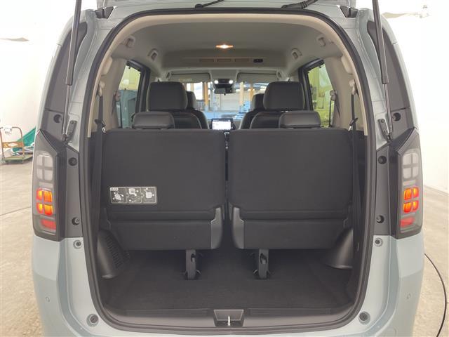 フリード ｅ：ＨＥＶエアー　ＥＸ　登録済未使用車　９型ナビ　ＴＶ　バックカメラ　衝突軽減ブレーキ　レーンキープアシストシステム　ブラインドスポットモニタ　両側パワースライドドア　ハーフレザー　シートヒーター　ＬＥＤ　オートハイビーム（18枚目）