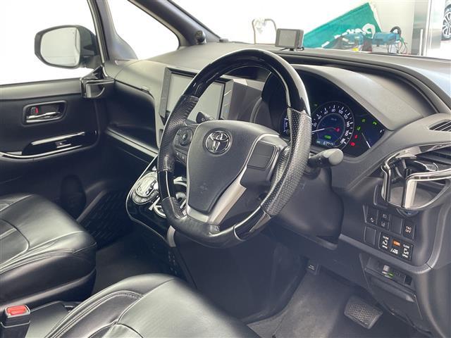 ヴォクシー ハイブリッドＺＳ　煌ＩＩ　・モデリスタエアロ・プリクラッシュセーフティ・レーンディバチャーアラート・オートハイビーム・１０インチナビ・両側パワースライドドア・バックカメラ・ＴＥＩＮ車高調・前席シートヒーター・クルコン・ＥＴＣ（8枚目）