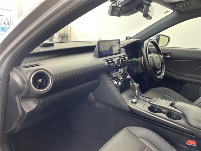 ＩＳ ＩＳ３００ｈ　Ｆスポーツ　・マークレビンソン・プリクラッシュセーフティ・レーントレーシングアシスト・レーダークルーズコントロール・オートハイビーム・１０．３型ナビ・全方位カメラ・ＢＳＭ・３眼ＬＥＤ・シートベンチレーション（12枚目）