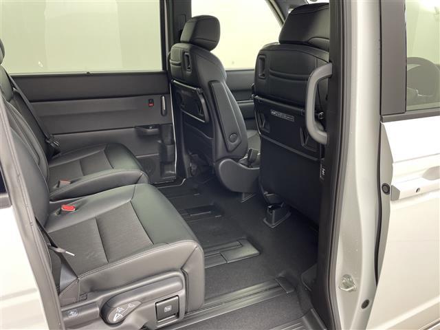 ステップワゴン ｅ：ＨＥＶスパーダ　・登録済未使用車・衝突軽減ブレーキ・路外逸脱抑制機能・車線維持支援システム・レーダークルーズコントロール・オートハイビーム・１１．４型ナビ・１５．６型後席モニター・ＢＳＭ・パワーバックドア・両側電動（11枚目）