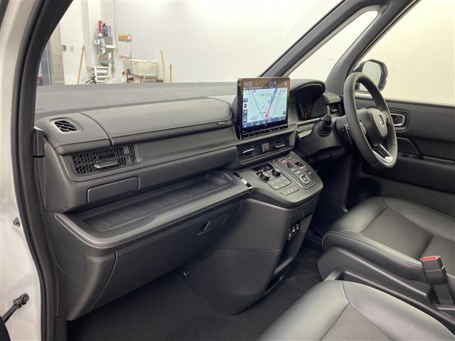 ステップワゴン ｅ：ＨＥＶスパーダ　・登録済未使用車・衝突軽減ブレーキ・路外逸脱抑制機能・車線維持支援システム・レーダークルーズコントロール・オートハイビーム・１１．４型ナビ・１５．６型後席モニター・ＢＳＭ・パワーバックドア・両側電動（13枚目）