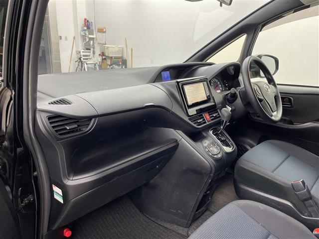 ノア Ｘ　・純正ナビ・ＣＤ・ＤＶＤ・ＡＭ・ＦＭ・ＵＳＢ・ＨＤＭＩ・ＢＴ・ＴＶ・バックカメラ・ビルトインＥＴＣ・片側パワースライドドア・ＭＴモード付ＡＴ・先行車発進通知・アイドリングストップ・スマートキー（13枚目）