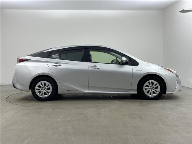 プリウス Ｓ　純正ナビ　バックカメラ　トヨタセーフティセンス　レーンキープアシスト　プリクラッシュセーフティ　オートマチックハイビーム　レーダクルーズコントロール　ＬＥＤライト　ＬＥＤフォグ　ＬＥＤルームランプ（6枚目）