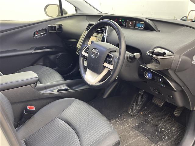 プリウス Ｓ　純正ナビ　バックカメラ　トヨタセーフティセンス　レーンキープアシスト　プリクラッシュセーフティ　オートマチックハイビーム　レーダクルーズコントロール　ＬＥＤライト　ＬＥＤフォグ　ＬＥＤルームランプ（8枚目）