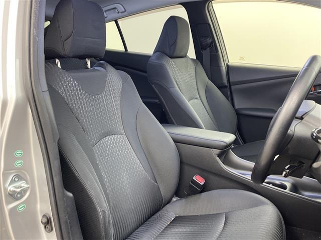 プリウス Ｓ　純正ナビ　バックカメラ　トヨタセーフティセンス　レーンキープアシスト　プリクラッシュセーフティ　オートマチックハイビーム　レーダクルーズコントロール　ＬＥＤライト　ＬＥＤフォグ　ＬＥＤルームランプ（9枚目）