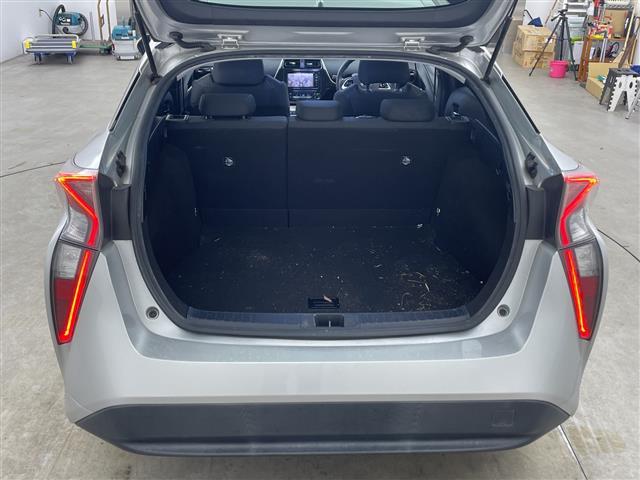 プリウス Ｓ　純正ナビ　バックカメラ　トヨタセーフティセンス　レーンキープアシスト　プリクラッシュセーフティ　オートマチックハイビーム　レーダクルーズコントロール　ＬＥＤライト　ＬＥＤフォグ　ＬＥＤルームランプ（16枚目）