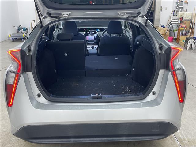 プリウス Ｓ　純正ナビ　バックカメラ　トヨタセーフティセンス　レーンキープアシスト　プリクラッシュセーフティ　オートマチックハイビーム　レーダクルーズコントロール　ＬＥＤライト　ＬＥＤフォグ　ＬＥＤルームランプ（17枚目）