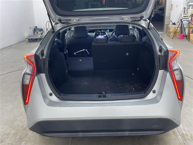 プリウス Ｓ　純正ナビ　バックカメラ　トヨタセーフティセンス　レーンキープアシスト　プリクラッシュセーフティ　オートマチックハイビーム　レーダクルーズコントロール　ＬＥＤライト　ＬＥＤフォグ　ＬＥＤルームランプ（18枚目）