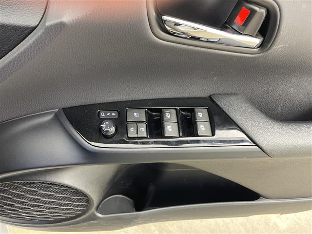 プリウス Ｓ　純正ナビ　バックカメラ　トヨタセーフティセンス　レーンキープアシスト　プリクラッシュセーフティ　オートマチックハイビーム　レーダクルーズコントロール　ＬＥＤライト　ＬＥＤフォグ　ＬＥＤルームランプ（35枚目）