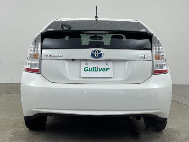 プリウス Ｓツーリングセレクション　純正ナビ　バックカメラ　ビルトインＥＴＣ　キセノンヘッドライト　オートライト　プッシュスタート　スマートキー　ＤＶＤ　ワンセグＴＶ　純正１７インチＡＷ　電動格納ミラー　横滑り防止　純正フロアマット（5枚目）