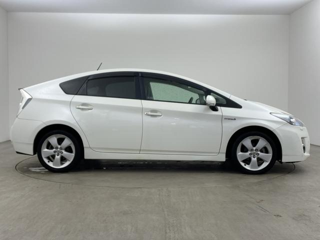 プリウス Ｓツーリングセレクション　純正ナビ　バックカメラ　ビルトインＥＴＣ　キセノンヘッドライト　オートライト　プッシュスタート　スマートキー　ＤＶＤ　ワンセグＴＶ　純正１７インチＡＷ　電動格納ミラー　横滑り防止　純正フロアマット（7枚目）