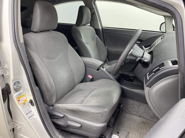 プリウス Ｓツーリングセレクション　純正ナビ　バックカメラ　ビルトインＥＴＣ　キセノンヘッドライト　オートライト　プッシュスタート　スマートキー　ＤＶＤ　ワンセグＴＶ　純正１７インチＡＷ　電動格納ミラー　横滑り防止　純正フロアマット（9枚目）