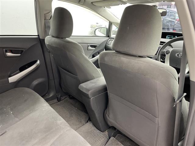 プリウス Ｓツーリングセレクション　純正ナビ　バックカメラ　ビルトインＥＴＣ　キセノンヘッドライト　オートライト　プッシュスタート　スマートキー　ＤＶＤ　ワンセグＴＶ　純正１７インチＡＷ　電動格納ミラー　横滑り防止　純正フロアマット（10枚目）