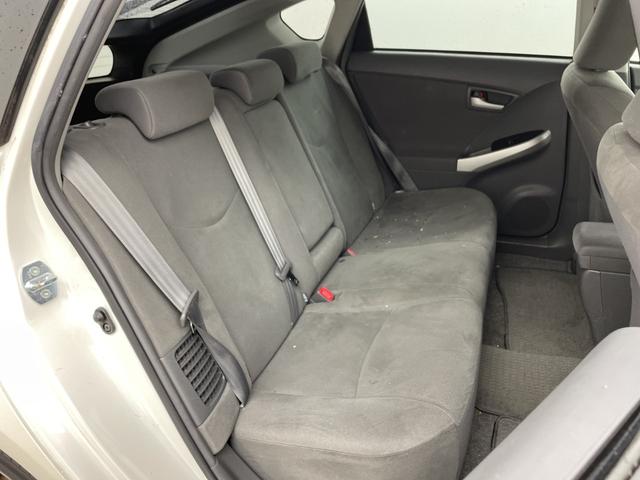 プリウス Ｓツーリングセレクション　純正ナビ　バックカメラ　ビルトインＥＴＣ　キセノンヘッドライト　オートライト　プッシュスタート　スマートキー　ＤＶＤ　ワンセグＴＶ　純正１７インチＡＷ　電動格納ミラー　横滑り防止　純正フロアマット（11枚目）