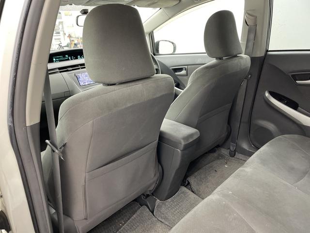 プリウス Ｓツーリングセレクション　純正ナビ　バックカメラ　ビルトインＥＴＣ　キセノンヘッドライト　オートライト　プッシュスタート　スマートキー　ＤＶＤ　ワンセグＴＶ　純正１７インチＡＷ　電動格納ミラー　横滑り防止　純正フロアマット（13枚目）