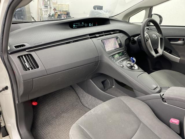 プリウス Ｓツーリングセレクション　純正ナビ　バックカメラ　ビルトインＥＴＣ　キセノンヘッドライト　オートライト　プッシュスタート　スマートキー　ＤＶＤ　ワンセグＴＶ　純正１７インチＡＷ　電動格納ミラー　横滑り防止　純正フロアマット（15枚目）