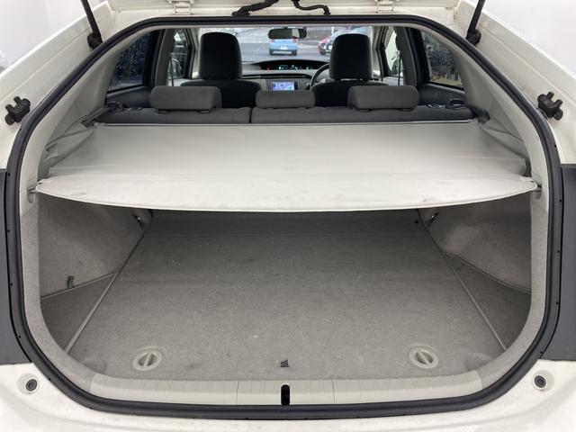 プリウス Ｓツーリングセレクション　純正ナビ　バックカメラ　ビルトインＥＴＣ　キセノンヘッドライト　オートライト　プッシュスタート　スマートキー　ＤＶＤ　ワンセグＴＶ　純正１７インチＡＷ　電動格納ミラー　横滑り防止　純正フロアマット（16枚目）