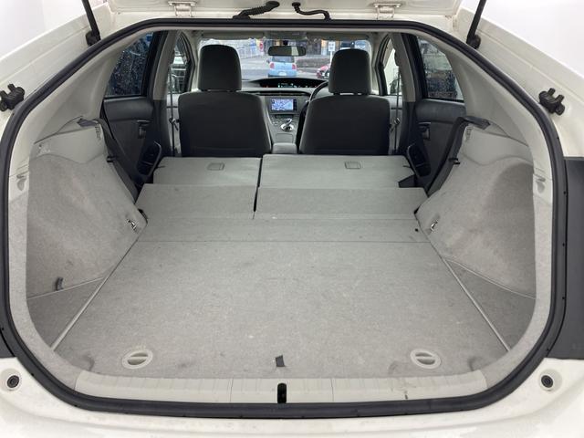 プリウス Ｓツーリングセレクション　純正ナビ　バックカメラ　ビルトインＥＴＣ　キセノンヘッドライト　オートライト　プッシュスタート　スマートキー　ＤＶＤ　ワンセグＴＶ　純正１７インチＡＷ　電動格納ミラー　横滑り防止　純正フロアマット（18枚目）