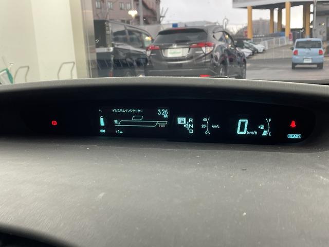 プリウス Ｓツーリングセレクション　純正ナビ　バックカメラ　ビルトインＥＴＣ　キセノンヘッドライト　オートライト　プッシュスタート　スマートキー　ＤＶＤ　ワンセグＴＶ　純正１７インチＡＷ　電動格納ミラー　横滑り防止　純正フロアマット（21枚目）