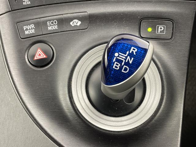 プリウス Ｓツーリングセレクション　純正ナビ　バックカメラ　ビルトインＥＴＣ　キセノンヘッドライト　オートライト　プッシュスタート　スマートキー　ＤＶＤ　ワンセグＴＶ　純正１７インチＡＷ　電動格納ミラー　横滑り防止　純正フロアマット（28枚目）